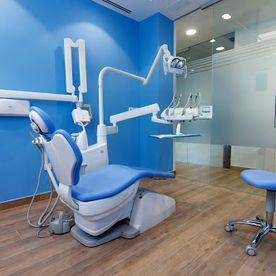 Clínica Dental Especializada Dr. Jesús Genovés consultorio azul