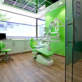 Clínica Dental Especializada Dr. Jesús Genovés consultorio verde