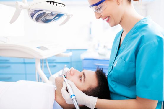 Clínica Dental Especializada Dr. Jesús Genovés hombre en consulta 